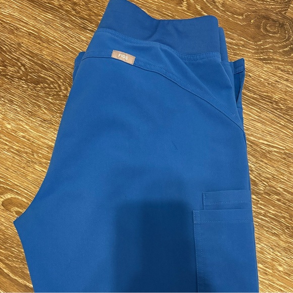 Medium FIGS top and Small Tall bottoms - Picture 5 of 5